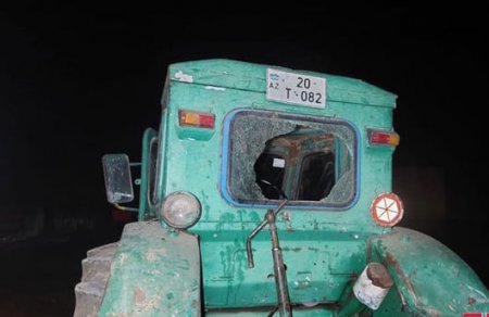 Gəncədə minik avtomobili hasara və traktora çırpılıb, sürücü ağır xəsarət alıb .